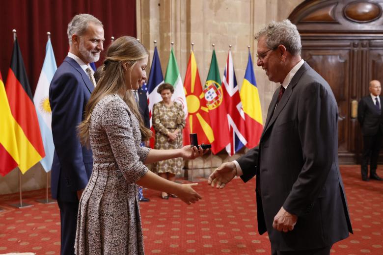 Felipe VI y Doña Leonor saludan a Jeffrey Friedman, Premio Princesa de Asturias de Investigación Científica y Técnica