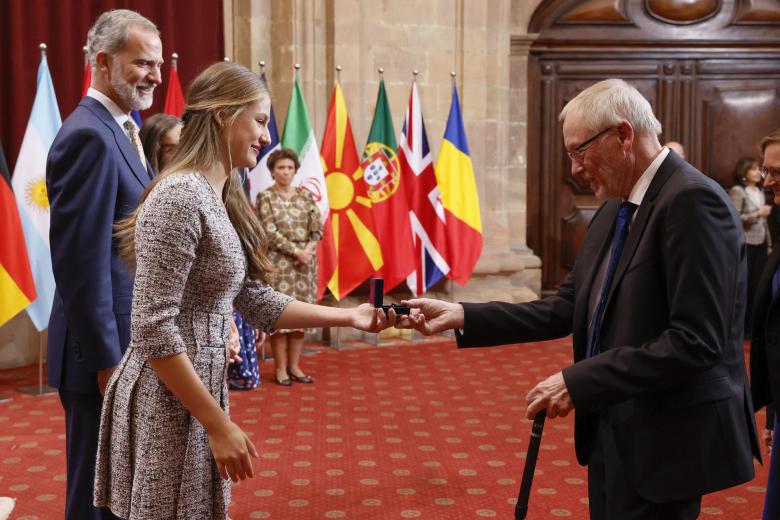 El Rey y la Princesa Leonor saludan a Jens Juul Holst, Premio Princesa de Asturias de Investigación Científica y Técnica