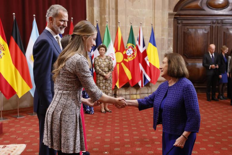 La Familia Real saluda a Svetlana Mojsov, Premio Princesa de Asturias de Investigación Científica y Técnica