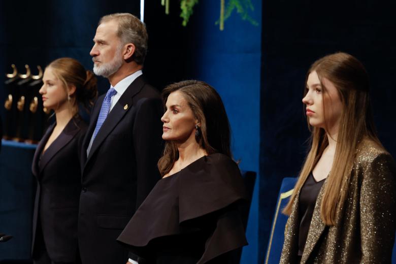 El Rey Felipe, la Reina Letizia, la Princesa Leonor y la infanta Sofía, en el inicio de la ceremonia de entrega de los Premios