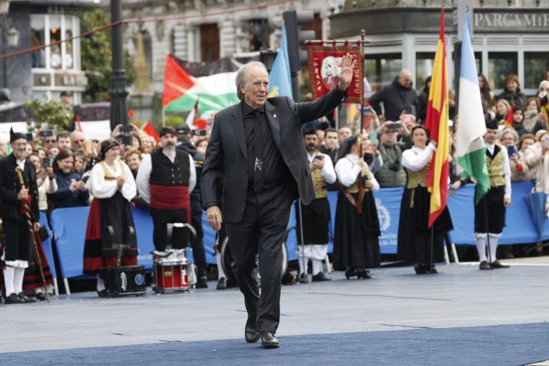 El cantante Joan Manuel Serrat, Premio Princesa de Asturias de las Artes, a su llegada al Teatro Campoamor