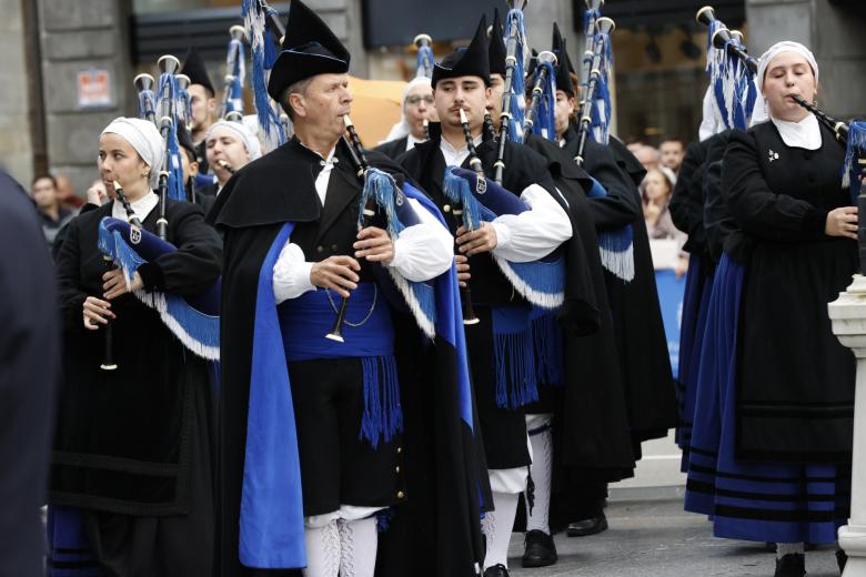 Un grupo de gaiteros interpreta música del folclore asturiano y el himno de España junto al Teatro Campoamor para recibir a la Familia Real, los galardonados y los invitados a la ceremonia