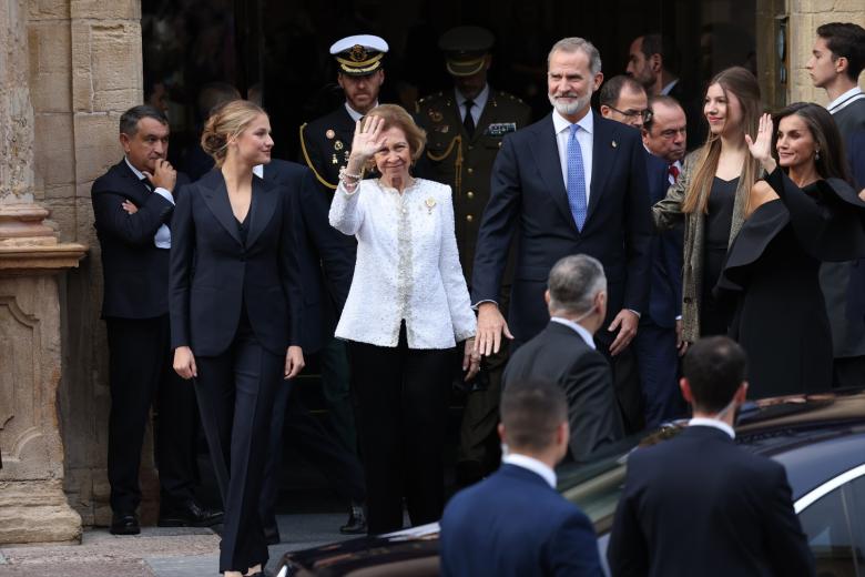 La Princesa Leonor, la Reina Sofía, el Rey Felipe, la Infanta Sofía y la Reina Letizia a la salida del Hotel Reconquista para acudir a la ceremonia de entrega de los Premios Princesa de Asturias, en el Teatro Campoamor