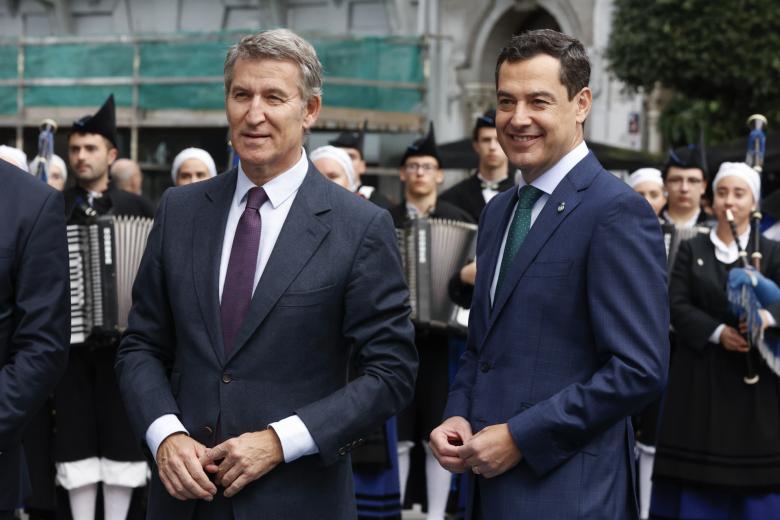 Alberto Núñez Feijóo y Juan Manuel Moreno Bonilla, a su llegada a la ceremonia de entregas de los Premios Princesa de Asturias