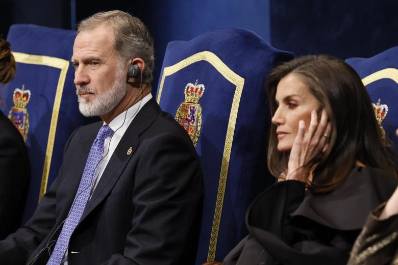 Los Reyes Don Felipe y Doña Letizia escuchan los discursos de los premiados durante la ceremonia en el Teatro Campoamor