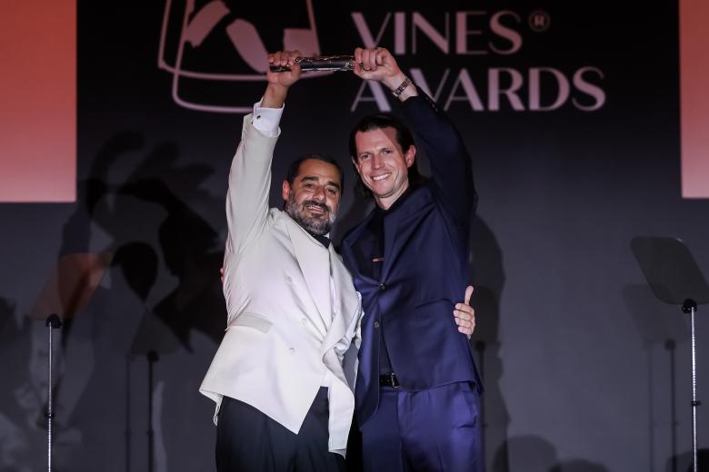 MADRID, SPAIN - OCTOBER 26: Passing of the baton from Madrid to Miami, Vicente Dalmau Cebrián-Sagarriga to Will Harlan during The 2024 Golden Vines® Awards Gala at Palacio Cibeles on October 26, 2024 in Madrid, Spain. (Photo by Pablo Cuadra/Getty Images for Liquid Icons)