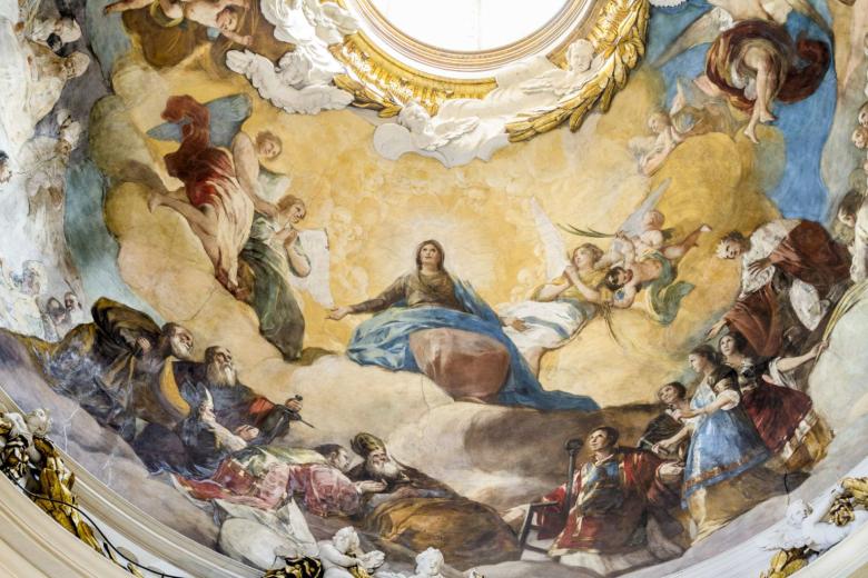 Como no podía ser de otra manera, la Basílica del Pilar de Zaragoza alberga uno de los tesoros más sobresalientes de Francisco de Goya. Se trata de dos grandes frescos, La adoración del Nombre de Dios y la Regina Martirum. El primero se encuentra en la bóveda del coreto frente a la capilla de la Virgen del Pilar y se finalizó en 1772. El segundo se compuso en 1781 en una cúpula a cincuenta metros de altura que cubre una capilla dedicada a la Reina de los Mártires. Entre ambas se identifican estilos radicalmente diferentes que explican la evolución artística de Goya, del clasicismo academicista del primero, a un estilo que ya anuncia la pintura impresionista del segundo.