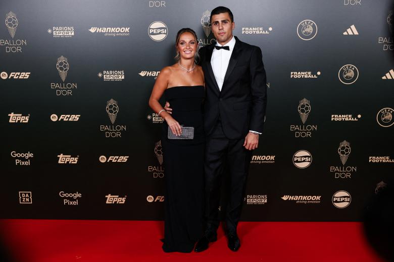 Rodri Hernández con su pareja, Laura Iglesias, en la gala del Balón de Oro