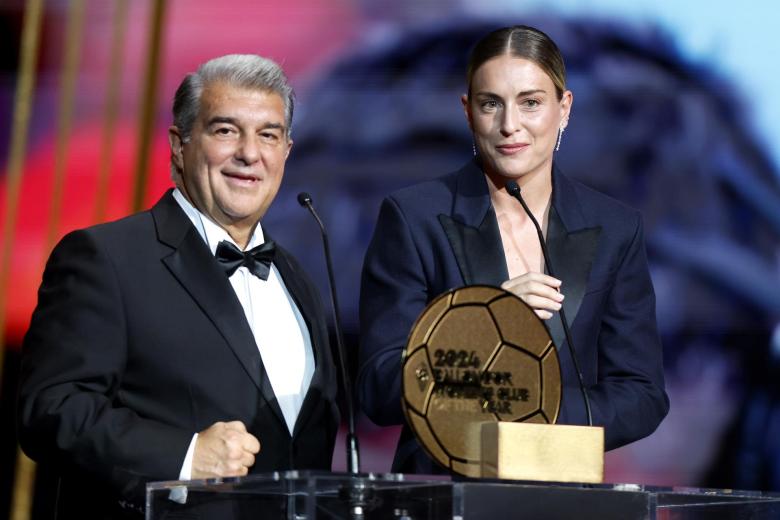 Joan Laporta y Alexia Putellas recogen el premio que ha recibido el Barça a mejor club femenino del año