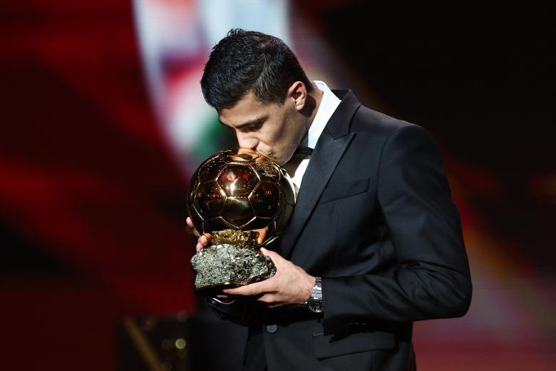 El centrocampista español del Manchester City, Rodri, recibe el premio Balón de Oro