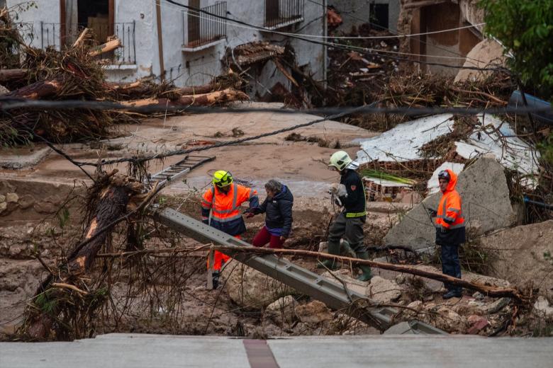 Varios servicios de emergencias ayudan en las labores de rescate, a 29 de octubre de 2024, en Letur, AlbaceteVíctor Fernández / Europa Press
29 OCTUBRE 2024;RIADA;EMERGENCIA;RIADA;AGUA;DANA;LLUVIA;TORRENTE;SIERRA DE SEGURA;
29/10/2024