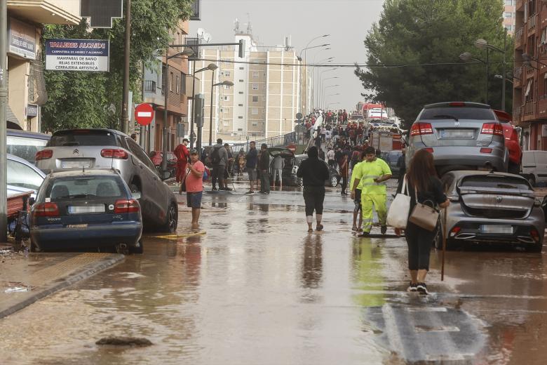 Vehículos destrozados tras el paso de la DANA por el barrio de La Torre de Valencia