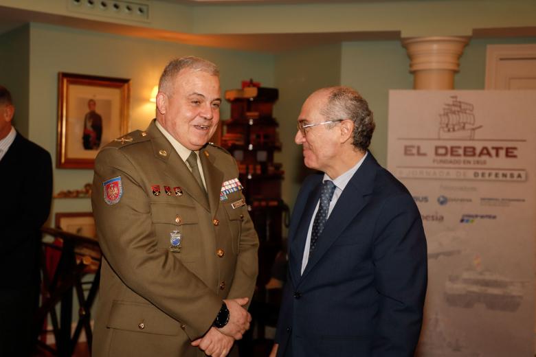 ??? y Adolfo Garrido, jefe de sección de defensa de España de El Debate