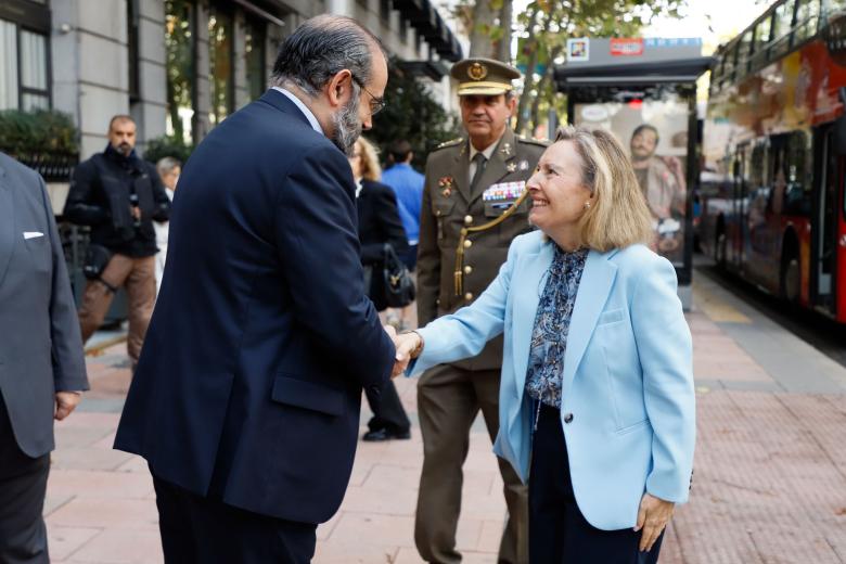 Alfonso Bullón de Mendoza, presidente de la ACdP y de El Debate saludando a María Amparo Valcarce García, secretaria de Estado de Defensa