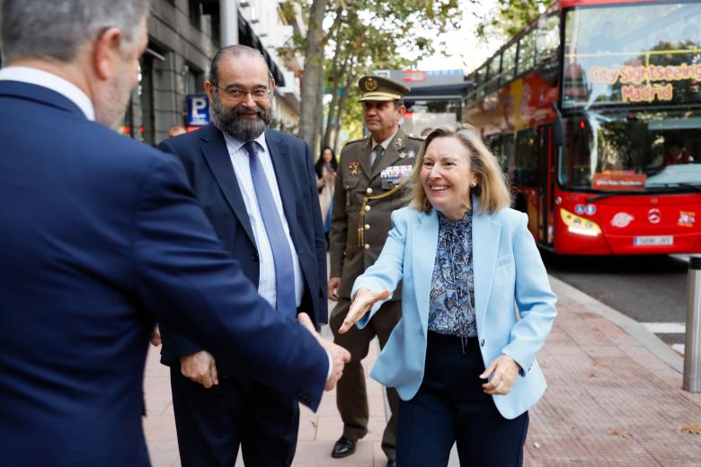 Bieito Rubido, director de El Debate, saludando a María Amparo Valcarce García, secretaria de Estado de Defensa