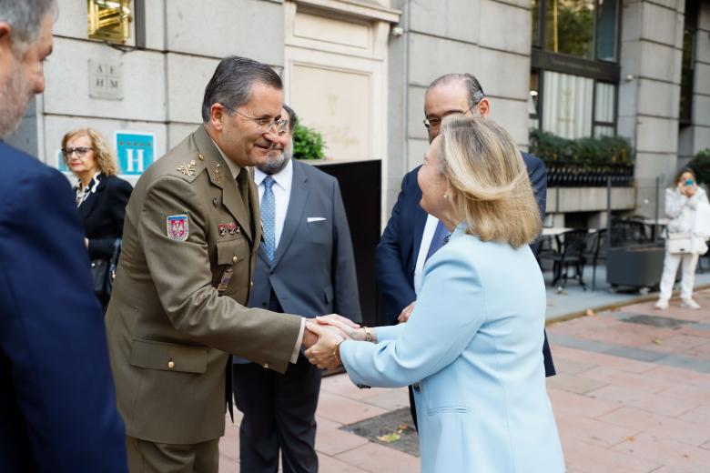 Amador Enseñat y Berea, jefe de Estado Mayor del Ejército de Tierra, saludando a María Amparo Valcarce García, secretaria de estado de Defensa