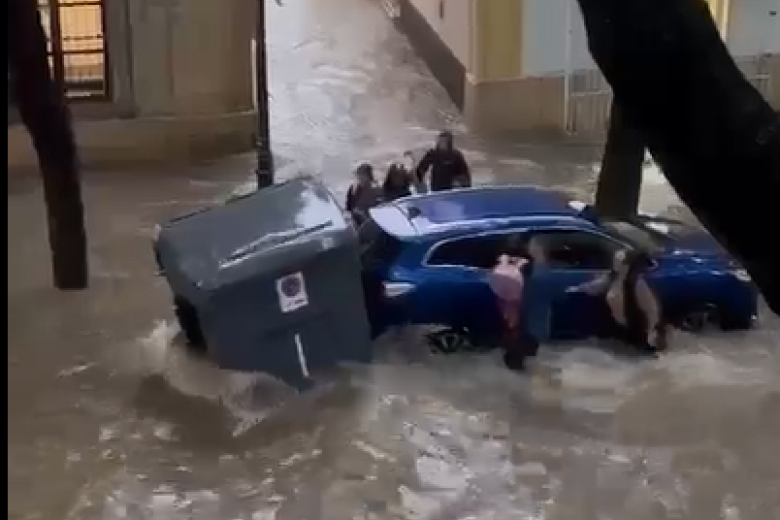 Los contenedores, debido a las riadas ocasionadas en Jerez, han navegado por las calles colisionando con vehículos