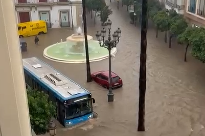 Una de las calle más céntricas de Jerez ha quedado totalmente inundada