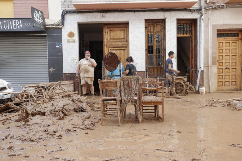 Afectados por la DANA, en Paiporta, Valencia