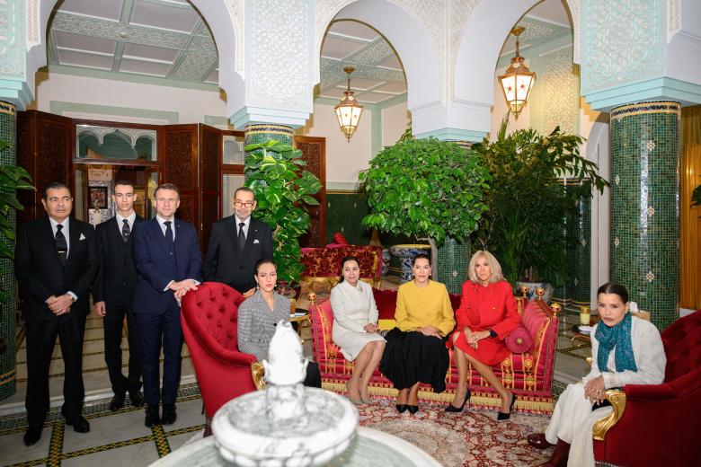 Rabat (Morocco), 28/10/2024.- A handout photo made available by Maghreb Arabe Presse shows King Mohamed VI of Morocco (3-L) greeting French President Emmanuel Macron (2-L) and France's first lady Brigitte Macron at they arrival, in Rabat, Morocco, 28 October 2024. French President Macron is paying a state visit to Morocco, from 28 to 30 October. (Francia, Marruecos) EFE/EPA/Maghreb Arabe Presse HANDOUT HANDOUT EDITORIAL USE ONLY/NO SALES