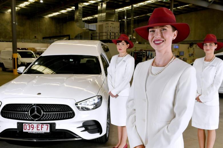 Esta empresa australiana de entierros cumple dos sueños de los fallecidos, por un lado todos sus coches son blancos y por otro lado todo el personal de servicio son mujeres uniformadas de este mismo color