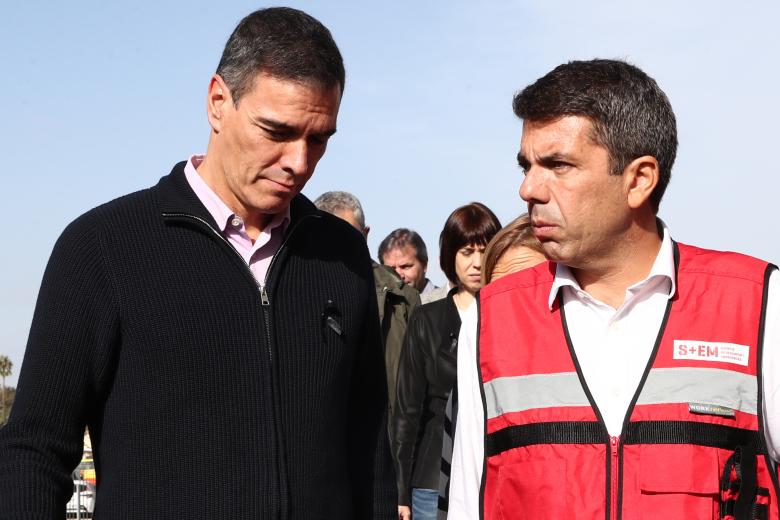 -FOTODELDÍA- L'ELIANA (VALENCIA), 31/10/2024.- El presidente del Gobierno, Pedro Sánchez (i), acompañado por el president de la Generalitat, Carlos Mazón visita este jueves el Centro de Coordinación Operativo Integrado (CECOPI) de la Comunitat Valenciana, desde donde se coordinan lan las labores de emergencia en las zonas afectadas por la DANA. EFE/Fernando Calvo/Pool Moncloa /  ***SOLO USO EDITORIAL/SOLO DISPONIBLE PARA ILUSTRAR LA NOTICIA QUE ACOMPAÑA (CRÉDITO OBLIGATORIO)***