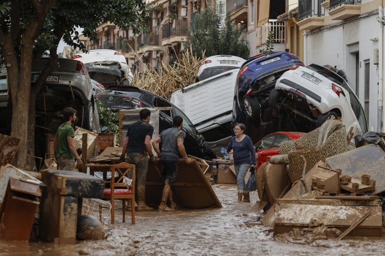 Vecinos de Paiporta trabajan en la limpieza de calles, locales y viviendas