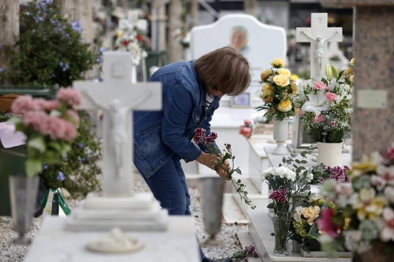 Hoy se celebra el Día de Todos los Santos en España, en el que centenares de personas visitan los cementerios para rendir homenaje a sus difuntos