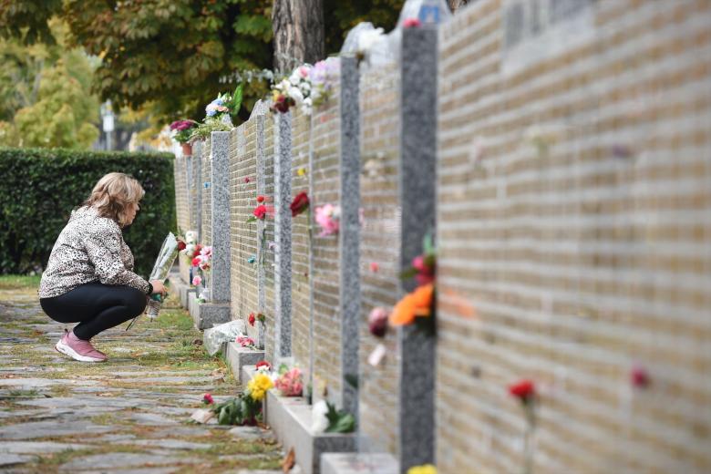 Este año, los cementerios de Madrid han ampliado su horario y han reforzado su servicio de limpieza, jardinería y vigilancia para acoger a los cientos de personas que se acercan en el día de Todos los Santos a recordar a sus seres queridos que han fallecido