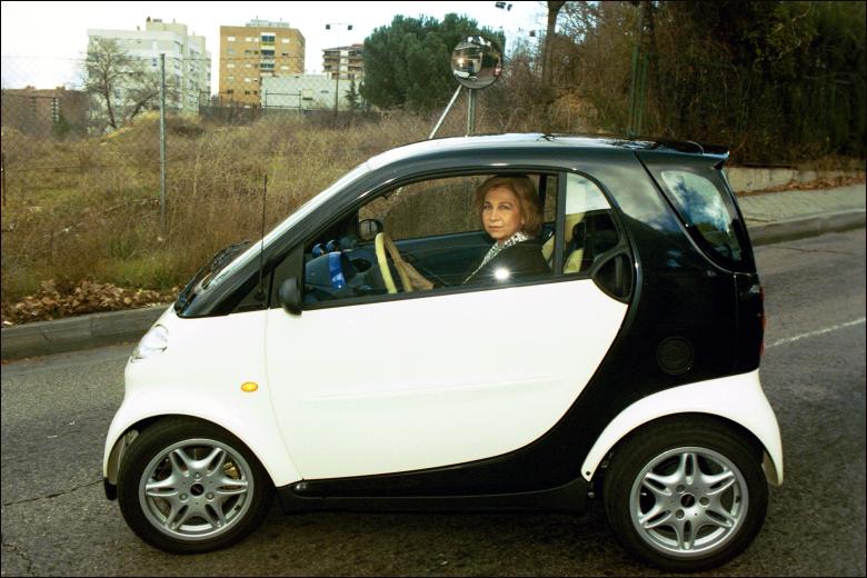 LA REINA DE ESPAÑA SOFIA  DE GRECIA CONDUCIENDO UN COCHE D ELA MARCA "SMART"
PB / © KORPA
20 / 12 / 1998 MADRID *** Local Caption ***