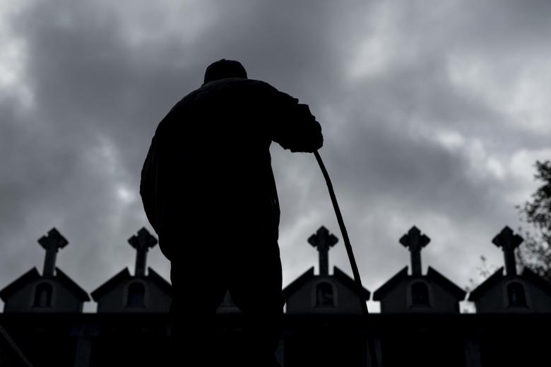 Un hombre en el cementerio de la localidad de Requiás (Orense)