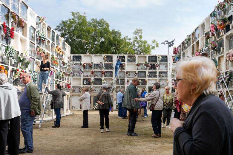 Varias personas visitan el céntrico cementerio de la población de El Masnou, Barcelona