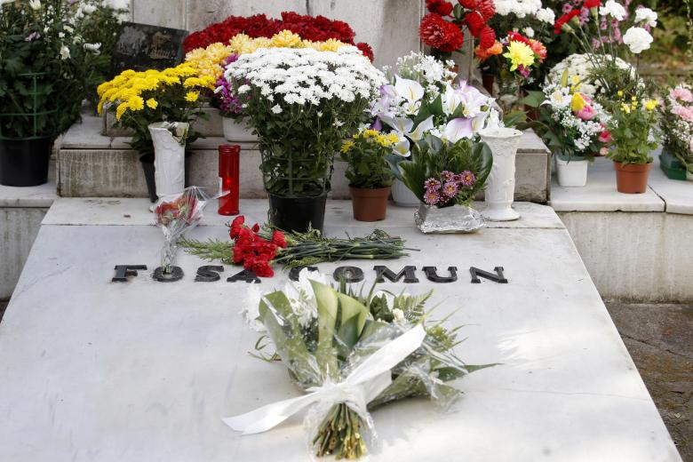 Flores en una fosa común del Cementerio de Ceares, en Gijón