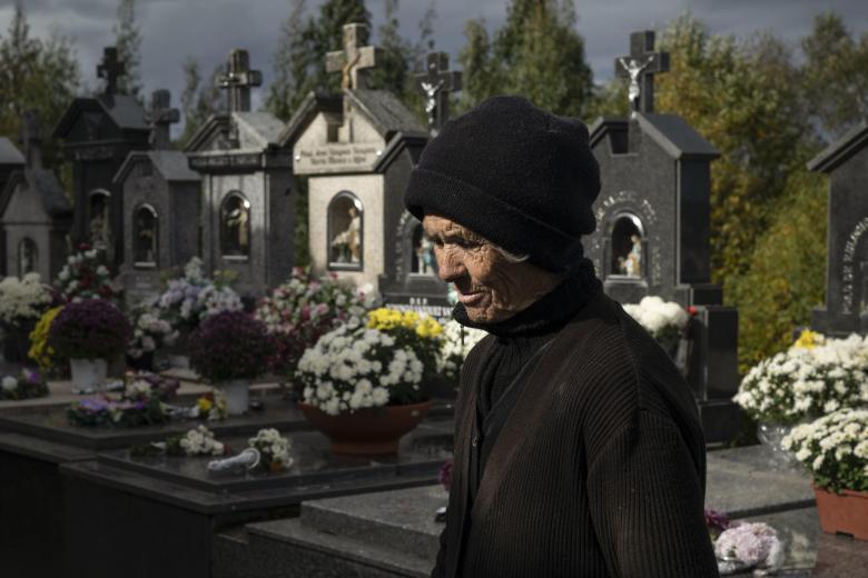 Miles de personas acuden cada 1 de noviembre a diferentes municipios gallegos para conmemorar la festividad de Todos los Santos