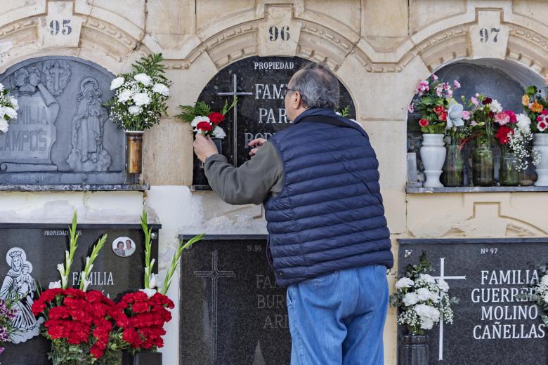 Un hombre visita el cementerio de Melilla durante la festividad del Día de Todos los Santos