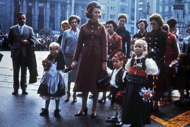 (Foto de ARCHIVO)
SOFIA Y EL REY CON SUS HIJOS EN LAS FIESTAS DEL PILAR 1970

Europa Press Reportajes / Europa Press
REINA SOFIA HIJOS FELIPE CRISTINA ELENA ZARAGOZA FIESTAS DEL PILAR 1970 TRAJES TIPICOS BATURROS CACHIRULO OFRENDA FLORES FRUTOS PLAZA ESPAÑA 
12/10/1970