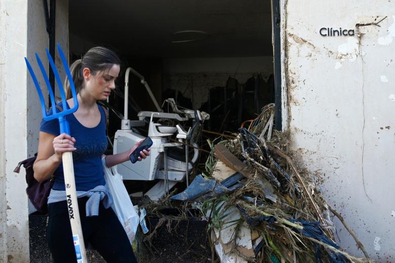 Los vecinos rescatan de las casas lo que pueden: fotos y recuerdos. Algunas personas se han ahogado en su domicilio, cuentan con tristeza desde los equipos de rescate.