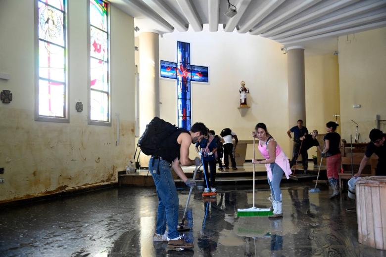 Falta agua, comida, medicinas y maquinaria pesada. Voluntarios y agricultores de la zona están ayudando a retirar el lodo que ha dejado la DANA.