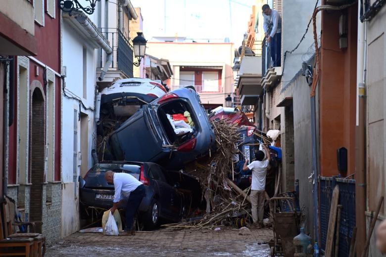 Emergencias de la Generalitat Valenciana pide a la población no desplazarse con vehículos a las zonas afectadas, porque «se están colapsando las vías de acceso y los servicios de emergencia no pueden acceder».