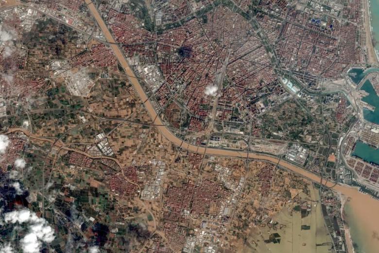 Imagen de Valencia después de la gota fría, con todo teñido completamente de color marrón por el barrio y el agua sucia de las inundaciones.