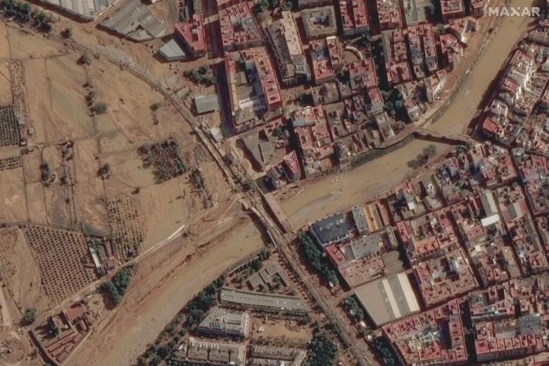 Imagen satélite de Paiporta, considerada la zona cero de la tragedia de Valencia. El río que cruza este municipio (y otros como Catarroja o Masanasa), completamente desbordado.