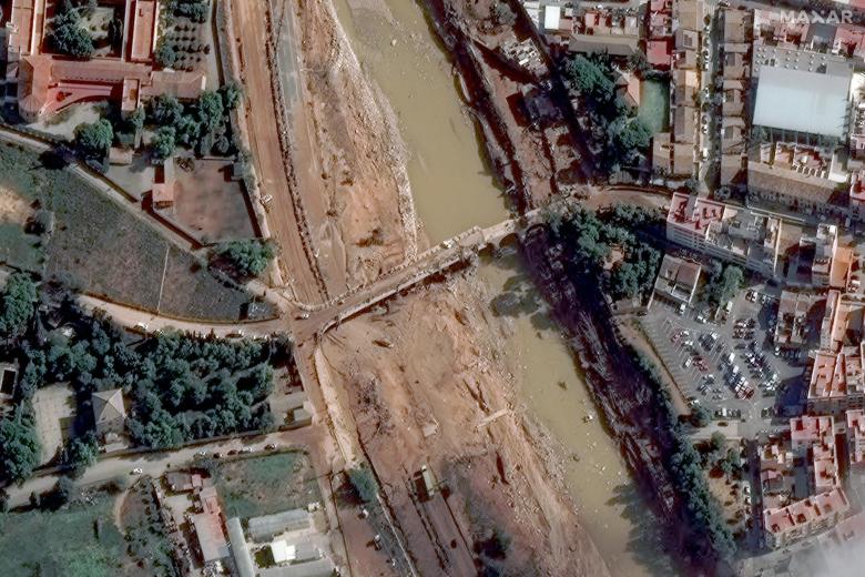 Fotografía satelital de la calle Gómez Ferrer con fecha del 31 de octubre, dos días después de la gota fría que llevo el caos a la periferia suroeste de Valencia.