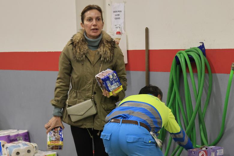 Kika Aparicio  of volunteers donating food to those affected by the hurricane in Valencia, Madrid. November 2 2024