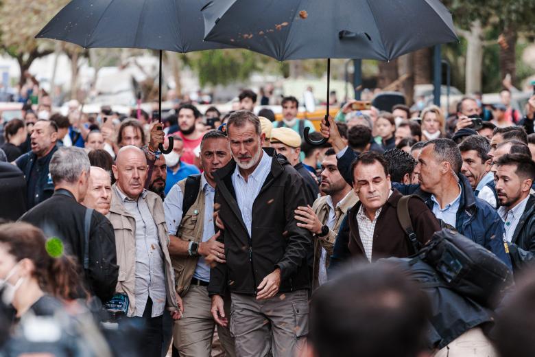 El Rey Felipe VI, durante su visita a una zona afectada por la DANA, a 3 de noviembre de 2024, en Paiporta, Valencia, Comunidad Valenciana (España). Los Reyes han visitado, junto al presidente del Gobierno y presidente de la Generalitat valenciana, algunas de las zonas afectadas por la DANA, que el pasado 29 de octubre arrasó la provincia de Valencia y que deja ya una cifra de más de 210 fallecidos.

Carlos Luján / Europa Press
03/11/2024