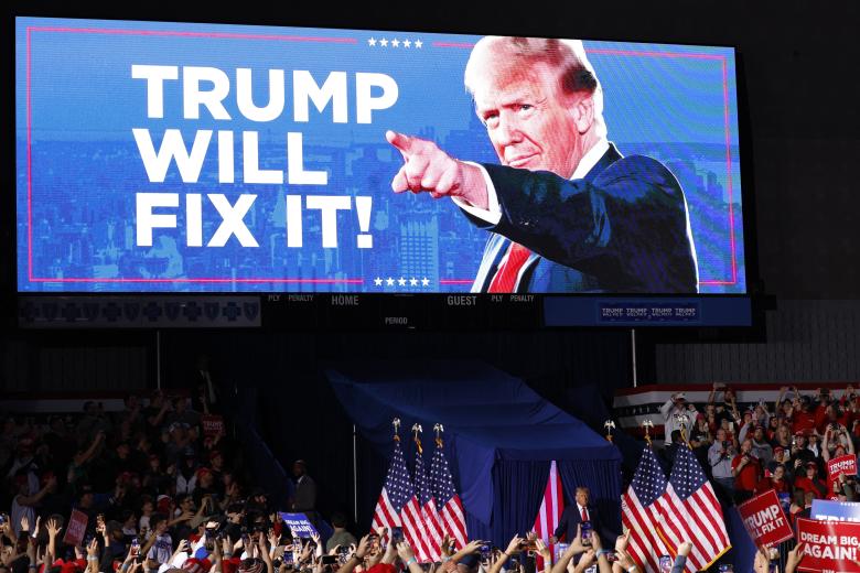 El expresidente de los Estados Unidos y candidato presidencial republicano Donald Trump llega para hablar durante su último mitin de campaña en el Van Andel Arena en Grand Rapids, Michigan, en la madrugada del 5 de noviembre de 2024.