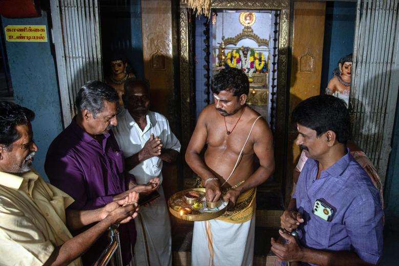 Un sacerdote indio distribuye prasad o dulces después de una oración de buena suerte a Kamala Harris en Thulasendrapuram, la aldea ancestral de la vicepresidenta estadounidense y candidata presidencial demócrata Kamala Harris, en el estado de Tamil Nadu, India