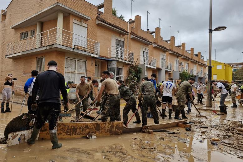 Personal del Regimiento de Artillería Antiaérea n.º 74 (Sevilla) del Ejército de Tierra realiza tareas de limpieza y desescombro en Benetússer