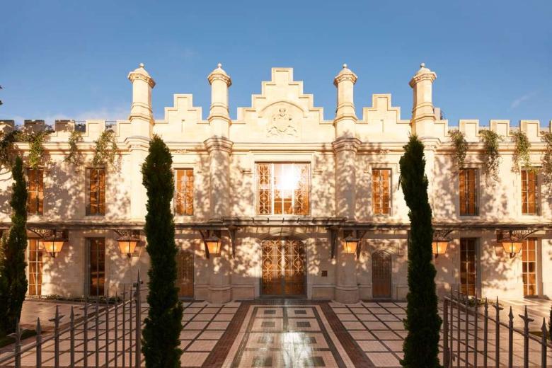 Diseño visionario, gastronomía refinada y bienestar integral se unen en una prestigiosa bodega del siglo XIX transformada en hotel de 5 estrellas por Philippe Starck. Mondrian Bordeaux Les Carmes captura el auténtico espíritu de la región francesa a través de un nuevo prisma que seguramente te inspirará.