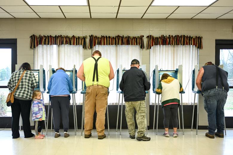 La gente vota en un colegio electoral en el Ayuntamiento de Addison en Allenton, Wisconsin, el día de las elecciones, el 1 de noviembre de 2016.