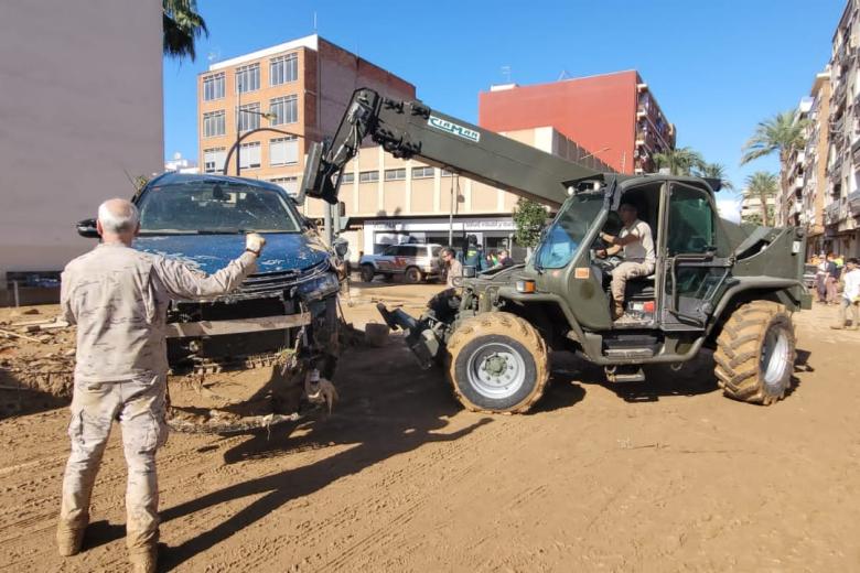 Militares del Escuadrón de Apoyo al Despliegue Aéreo del Ejército de Aire trabajan sin descanso en Paiporta, ayudando a la población a retirar vehículos y escombros que bloquean las calles